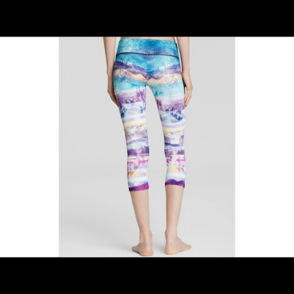 Onzie Mountain Print Capri Leggings Size M/L - Picture 3 of 8